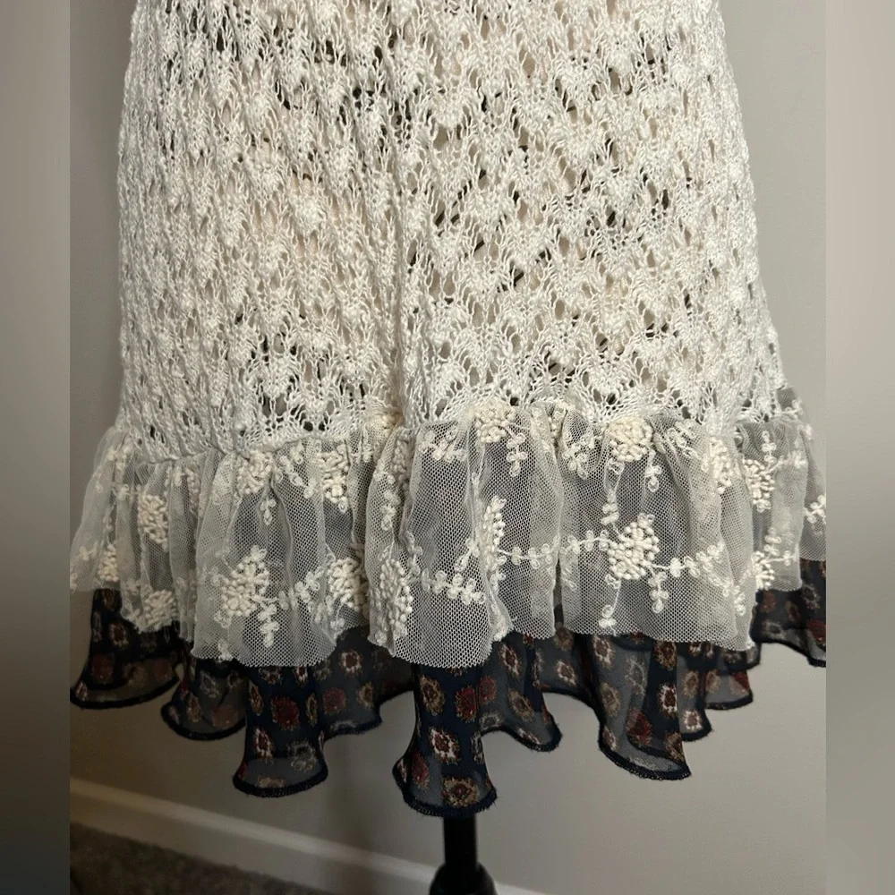 5/$25 BKE women’s sleeveless crocheted mixed media top size medium - Picture 5 of 11